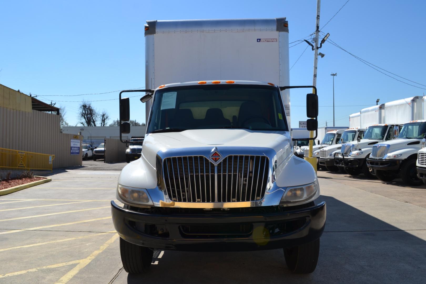 2017 WHITE /GRAY INTERNATIONAL 4300 with an CUMMINS ISB 6.7L 240HP engine, ALLISON 2500RDS AUTOMATIC transmission, located at 9172 North Fwy, Houston, TX, 77037, (713) 910-6868, 29.887470, -95.411903 - 25,999LB GVWR NON CDL, MORGAN 26FT BOX, 13'6FT CLEARANCE, HEIGHT 103" X WIDTH 102", MAXON 3,000LB ALUMINUM LIFT GATE, RAMP, AIR RIDE, 90 GALLON FUEL TANKS, POWER WINDOWS & LOCKS , E-TRACKS - Photo#1